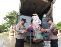 Tanggap Bencana, Polisi Evakuasi Warga Terdampak Luapan Bengawan Solo di Tuban
