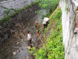 Karya Bakti Bersihkan Sungai Makam Bergolo, Bukti Bakti TNI Untuk Negeri