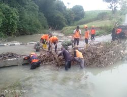 Babinsa Berperan Aktif Dalam Pembersihan Sungai Pasca Hujan Deras