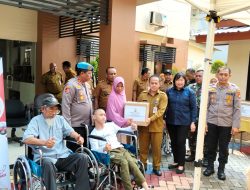 Polri Peduli di Hari Bhayangkara ke-79, Polisi Bagikan Kursi Roda di Kota Tangerang