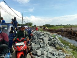 Macet Parah Akibat Bahan Material Proyek Pembangunan Sungai di Bahu Jalan Desa Sangiang, Sepatan Timur