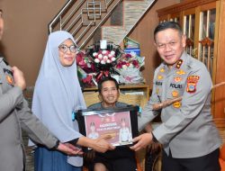 Kapolda Didampingi Ketua Bhayangkari Daerah Sulteng Anjangsana Dikediaman Anggota Polri Yang Sakit Menahun
