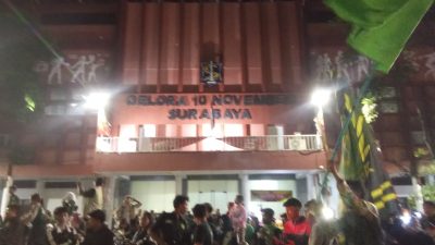 Puluhan Ribu Bonek Bonita Rayakan Anniversari Ke-98 dengan Damai di Depan Stadion Gelora 10 November Surabaya