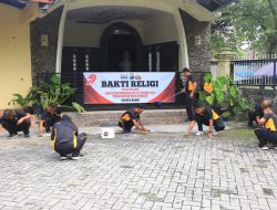 Polres Ngawi Gelar Bakti Religi di Hari Bhayangkara ke -79, Bersih – bersih di Sejumlah Tempat Ibadah