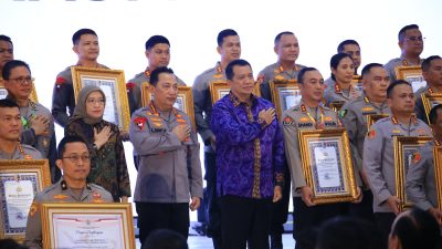 Kapolri Berikan Penghargaan Pembangunan Zona Integritas WBK Kepada Divisi Humas Polri