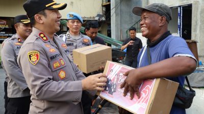 Hari Bhayangkara ke -79 Polres Pelabuhan Tanjungperak Gelar Baksos, Puluhan Pengemudi Bentor dan Kuli Panggul Full Senyum