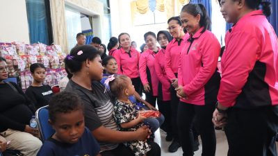 Kunjungi Raja Ampat, Ketum Bhayangkari Ny. Juliati Sigit Prabowo Salurkan Sembako hingga Gelar Khitanan Massal