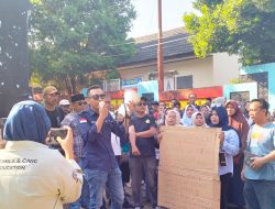 Warga Desa Kadu Jaya Gelar Aksi Demo di Depan SMA 3 Kabupaten Tangerang 