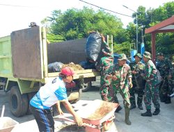 Sinergi Kodim Boyolali Dan Masyarakat Bersihkan Fasum Di Plaza Waduk Cengklik
