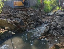 Pembongkaran Jembatan Di Jalan Kawasan Industri CNI Oleh Pemerintah Desa Pasir Jaya Mengatasi Saluran Air Supaya Tidak Tersendat