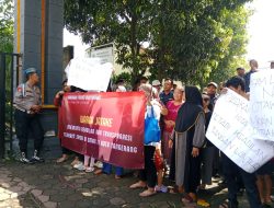 Ratusan Masyarakat Jatake Gelar Unjuk Rasa di SMAN 11 Kota Tangerang 