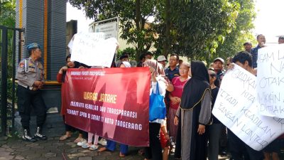 Ratusan Masyarakat Jatake Gelar Unjuk Rasa di SMAN 11 Kota Tangerang 