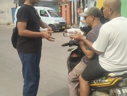 Antusias Penguna Jalan Raya Legok Dapatkan Nasi Kotak dari AKPERSI