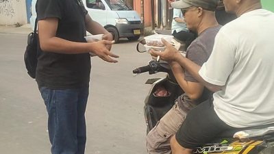 Antusias Penguna Jalan Raya Legok Dapatkan Nasi Kotak dari AKPERSI