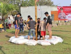 Antusias Warga Ikuti Lomba Panjat Pinang dalam Meriahkan HUT Bhayangkara ke-79