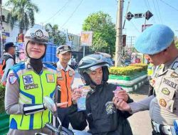 Polresta Pati Gaet Hati Pengendara Lewat Souvenir dan Senyum Simpatik dalam Operasi Patuh Candi 2025