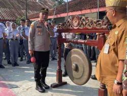 Dukung Program BABACAKAN Kapolsek Panongan Hadir Sebagai Pembina Upacara di SMKN 1 Peusar