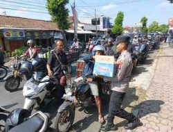 Polisi Peduli : Polres Bondowoso Berbagi Air Minum kepada Warga yang Antri di SPBU