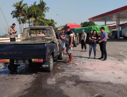 Mobil Panther Terbakar di SPBU Bumirejo, Polsek Margorejo Bertindak Cepat Amankan Lokasi
