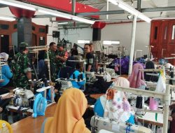 Babinsa Beri Dukungan dan Motivasi Pada UMKM Konveksi Baju Lokal