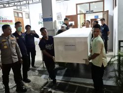 Kapolresta Banyuwangi Serahkan Korban KMP Tunu Pratama Jaya Asal Malaysia kepada Keluarga untuk Dimakamkan