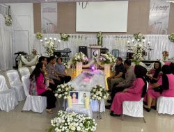 Kapolresta Manado Dampingi Dirbinmas Polda Sulut Melayat Ke Rumah Duka Kapolsek Pineleng