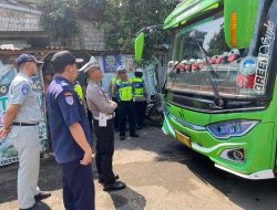 Pastikan Layak Jalan, Petugas Gabungan Ramp Check Kendaraan Angkutan Umum di Pati