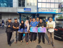 Aparatur Desa Cikupa Dampingi Warga Penerima BLT Anggaran 2025