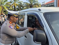 Operasi Patuh Semeru 2025 Polres Probolinggo Beri Hadiah Bagi Pengendara yang Tertib Lalu Lintas