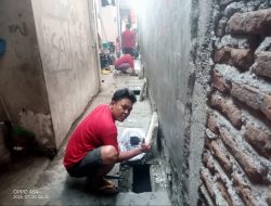 Warga Rangkah Gang Vl Bersatu Gotong Royong Bersihkan Slo­kan di RT 02 RW 02