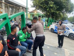 Operasi Patuh Semeru 2025, Polres Ponorogo Beri Helm Gratis untuk Ojol