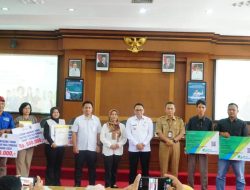 Wakil Bupati Pati Serahkan Bantuan BLT dan Iuran Jaminan Sosial dari DBHCHT
