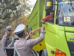 Polantas Berbagi Nasi Kotak untuk Pengendara Terjebak Macet di Hutan Baluran, Sopir Truk : Polisi Situbondo Luar Biasa