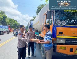 Polisi Peduli : Polresta Banyuwangi Berbagi Nasi Kotak untuk Sopir Truk di Jalur Pelabuhan Ketapang