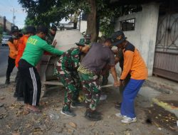Kompak…!! Satgas TMMD Reguler Ke-125 Kodim 0735/Surakarta Bersama Warga Pindahkan Mesin Molen