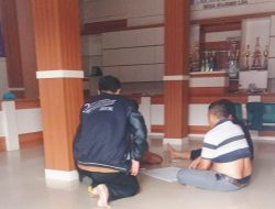 Tertangkap Kamera Empat Pria Bermain Kartu di Kantor Desa Bojong Loa Cisoka