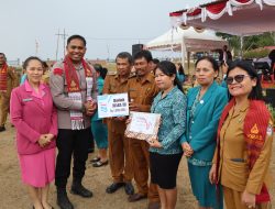 Kapolres Toba didampingi Ketua Bhayangkari Ikuti Kegiatan Bulan Bakti Gotong Rayang Masyarakat Ke-22 dan Puncak HKG PKK Ke-53.