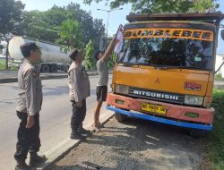 Polsek Mejobo Bagikan Bendera Merah Putih Jelang HUT RI ke-80