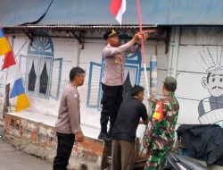 Bangkitkan Semangat Kemerdekaan, Polsek Kalideres Sebar Ratusan Bendera ke Pelosok Warga