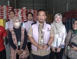 Pastikan Ketersediaan dan Kualitas, Satgas Pangan Polres Jakbar Bersama Pemkot Jakbar Sidak Dua Gudang Beras di Cengkareng