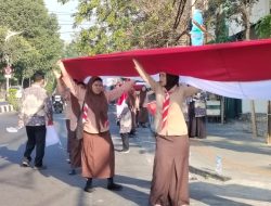Peringati HUT RI ke-80, SMKN 8 Surabaya Gelar Aksi Nasionalisme dengan Bendera 1,5 Km
