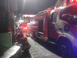 Jumat Dini Hari, Tempat Tidur Terbakar Gegerkan Warga Kapas Lor 1E Surabaya