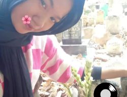 Ziara Seorang Anak Perempuan di Malam Jumat Guna Mengirimkan Doa di Pemakaman Kedua Orang Tuanya