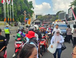 Polisi Amankan Jalannya Aksi Damai, Emak-Emak Membagikan 700 Nasi Bungkus kepada Warga