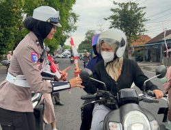 Aksi Simpatik Polisi Wanita Polresta Banyuwangi di Hari Jadi Polwan ke -77 Gatur Lalin Sambil Berbagi Coklat
