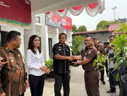 Kejaksaan Negeri Kabupaten Toba Bagikan 2.000 Bibit Tanaman Produktif Dalam Rangka Hari Lahir Kejaksaan RI Ke-80