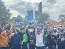 Aksi Solidaritas Meninggalnya Pengendara Ojol, Jalan Menuju Gedung Grahadi Ditutup Total