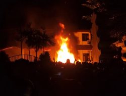 Demo di Jepara Ricuh, Massa Melakukan Aksi Pembakaran di Gedung DPRD