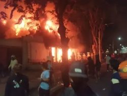 Gedung Grahadi Surabaya Dibakar Massa Demonstran, Printer Dijarah: Simbol Kekuasaan Yang Runtuh di Tengah Api kemarahan Rakyat