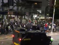 Viral ! Driver Ojol Dilindas Barracuda Brimob Saat Demo DPR Ricuh